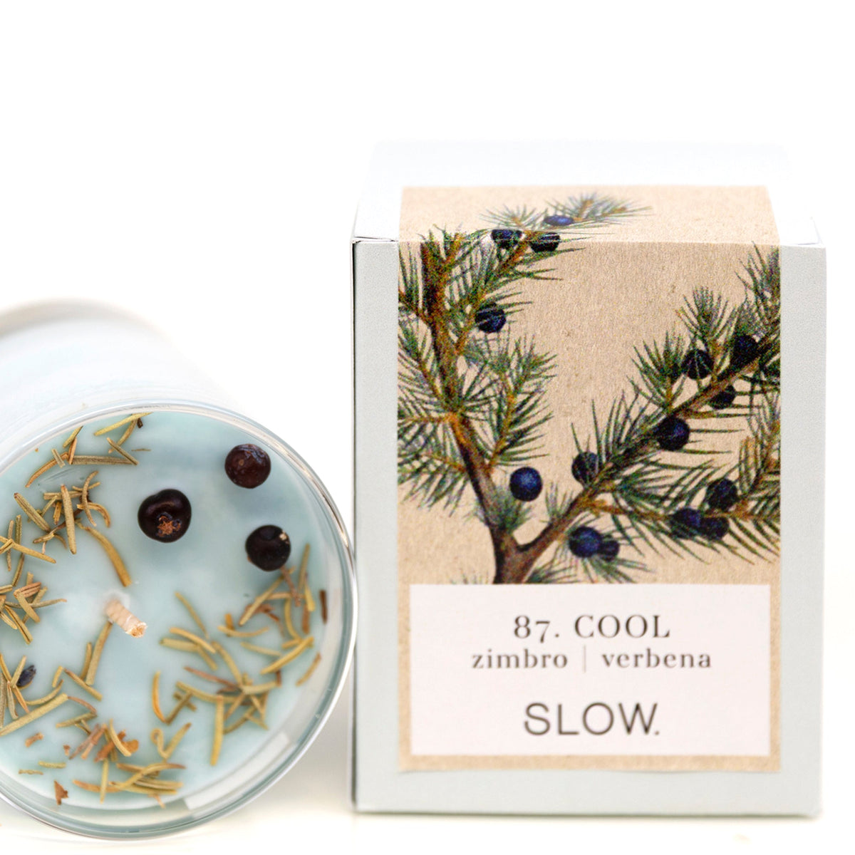 Vela Copo Cool, de aroma fresco, de zimbro e verbena, de cor verde claro, laeada pela sua embalagem. Vela artesanal, vertida à mão