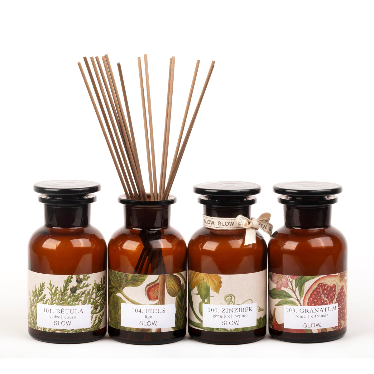 quatro Frascos de cor ambar, de difusores de varetas aromáticas. Aromas frescos, doces, amadeirados e verdes.
