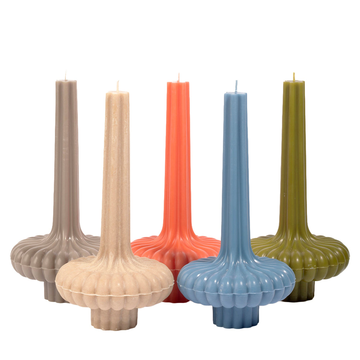 Cinco velas do modelo Genie tamanho baixo, de cera aromática e várias cores SLOW, vertidas à mão.
