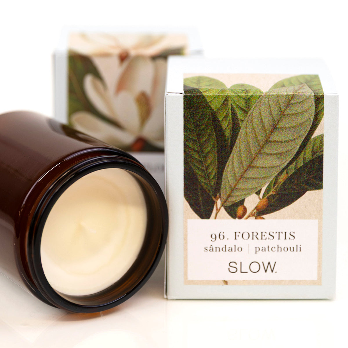 Composição de uma vela Jar e duas embalagens, de cera aromática slow, vertida à mão.