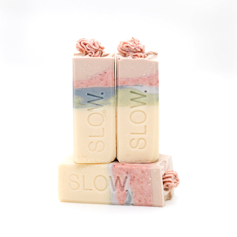 Composição de três sabonetes artesanais SLOW, feitos à mão, de tons pastel. Sabonete Flower power, com aromas de flores variadas.