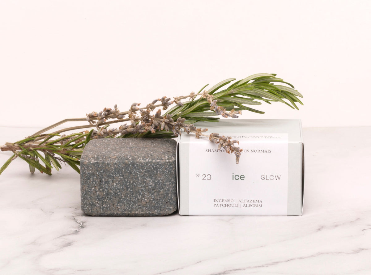 Champô sólido natural para cabelo normal, com argan, karité, patchouli e lavanda, da SLOW, feito à mão em Portugal, com embalagem