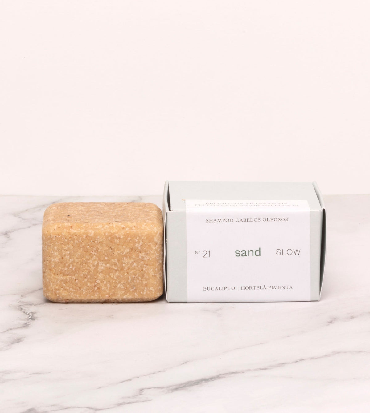 Champô sólido natural para cabelo oleoso, com jojoba, neem, erva-príncipe e eucalipto, da SLOW, feito à mão em Portugal com embalagem