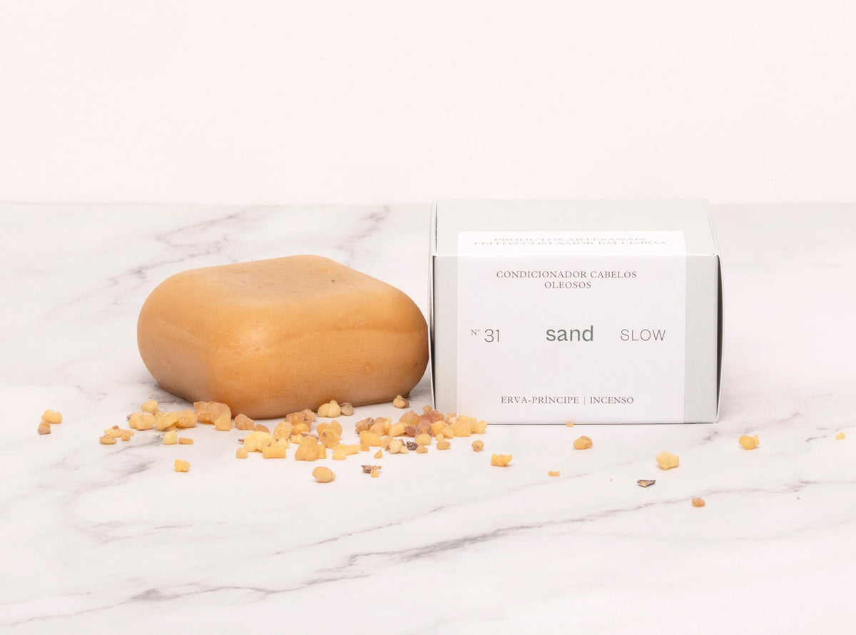 Condicionador sólido para cabelo oleoso, com jojoba, erva-príncipe e hortelã-pimenta, da SLOW, feito à mão em Portugal, e embalagem
