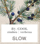 Etiqueta da vela aromática de zimbro e verbena em copo de vidro, em cera natural vertida à mão pela SLOW