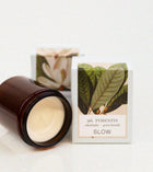 Vela Jar Forestis da SLOW, de patchouli e sândalo, em cera natural vertida à mão, sem tampa e com a embalagem
