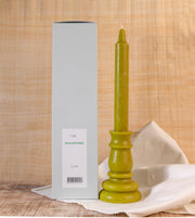 Vela castiçal decorativa verde da SLOW, aromatizada com óleo essencial de erva-príncipe, com embalagem
