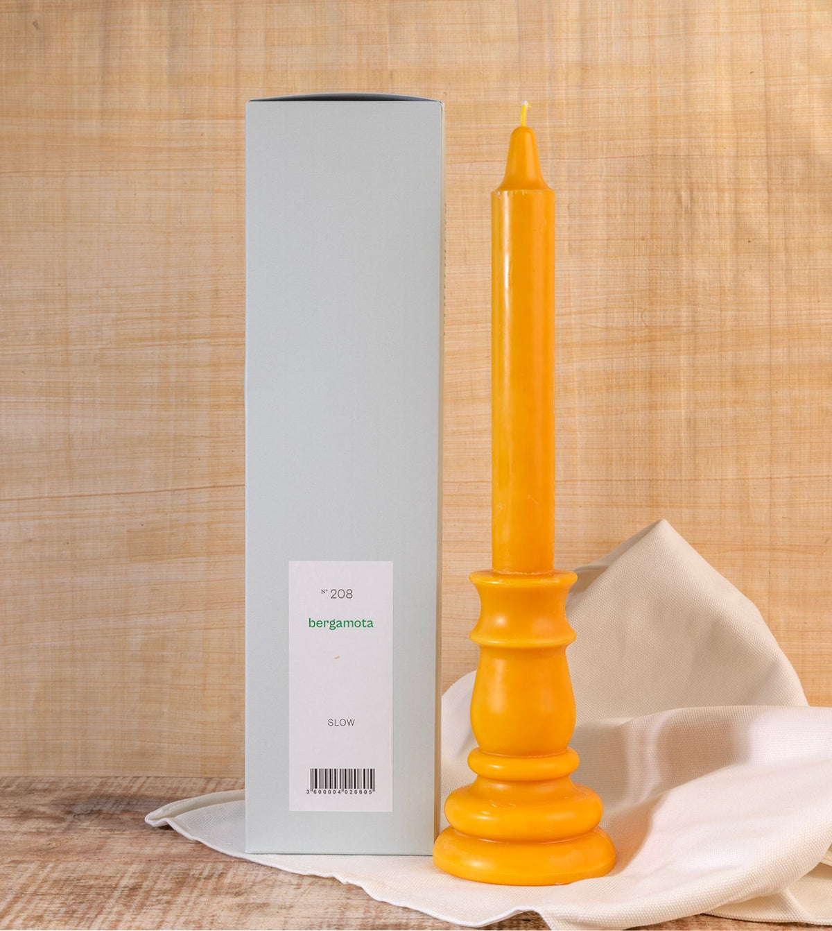 Vela castiçal decorativa amarela da SLOW, aromatizada com óleo essencial de bergamota com embalagem