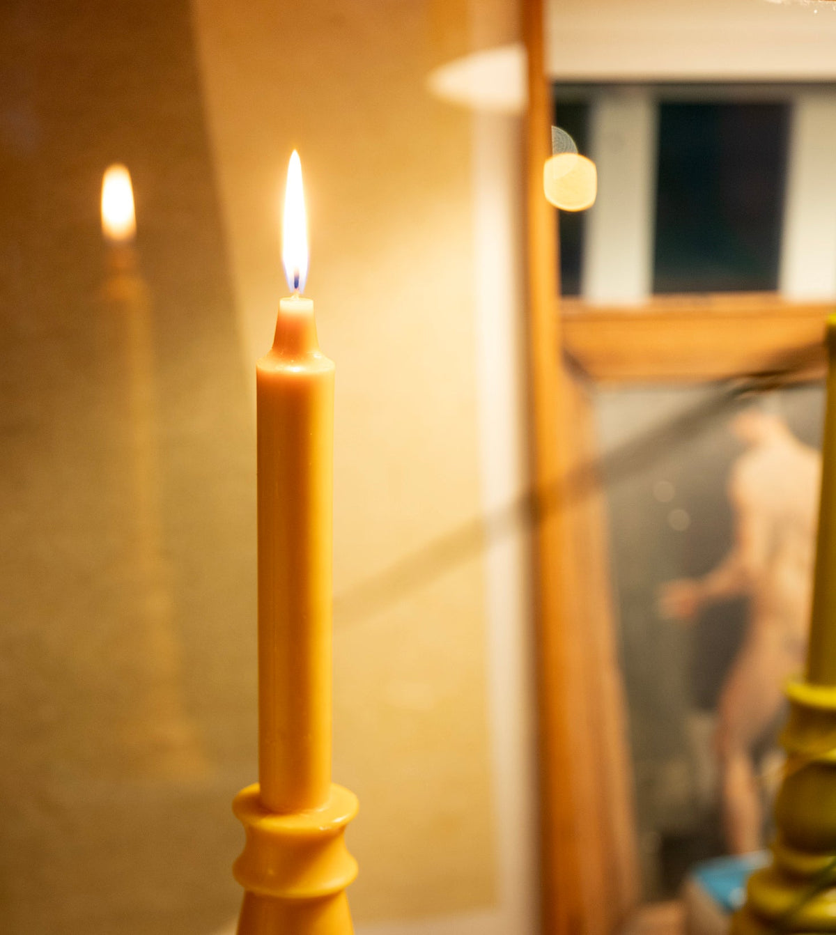 Vela castiçal decorativa amarela da SLOW,  acesa