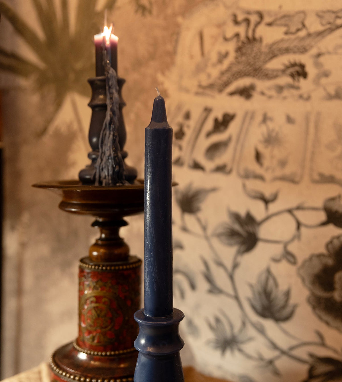 Vela castiçal decorativa azul da SLOW, aromatizada com óleo essencial de zimbro, acesa