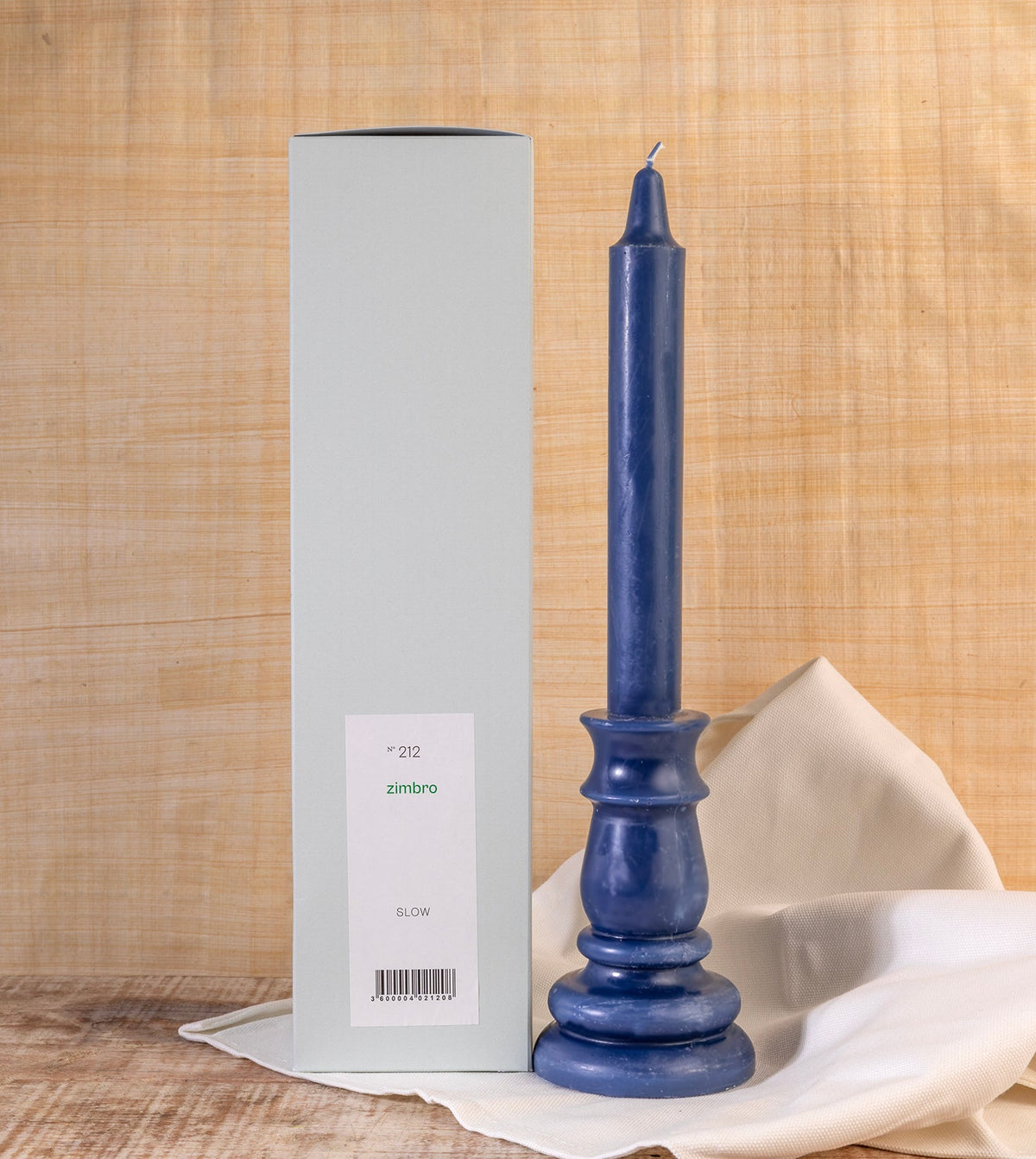 Vela castiçal decorativa azul da SLOW, aromatizada com óleo essencial de zimbro, com embalagem