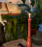 Vela castiçal decorativa cor de laranja da SLOW, aromatizada com óleo essencial de toranja, acesa