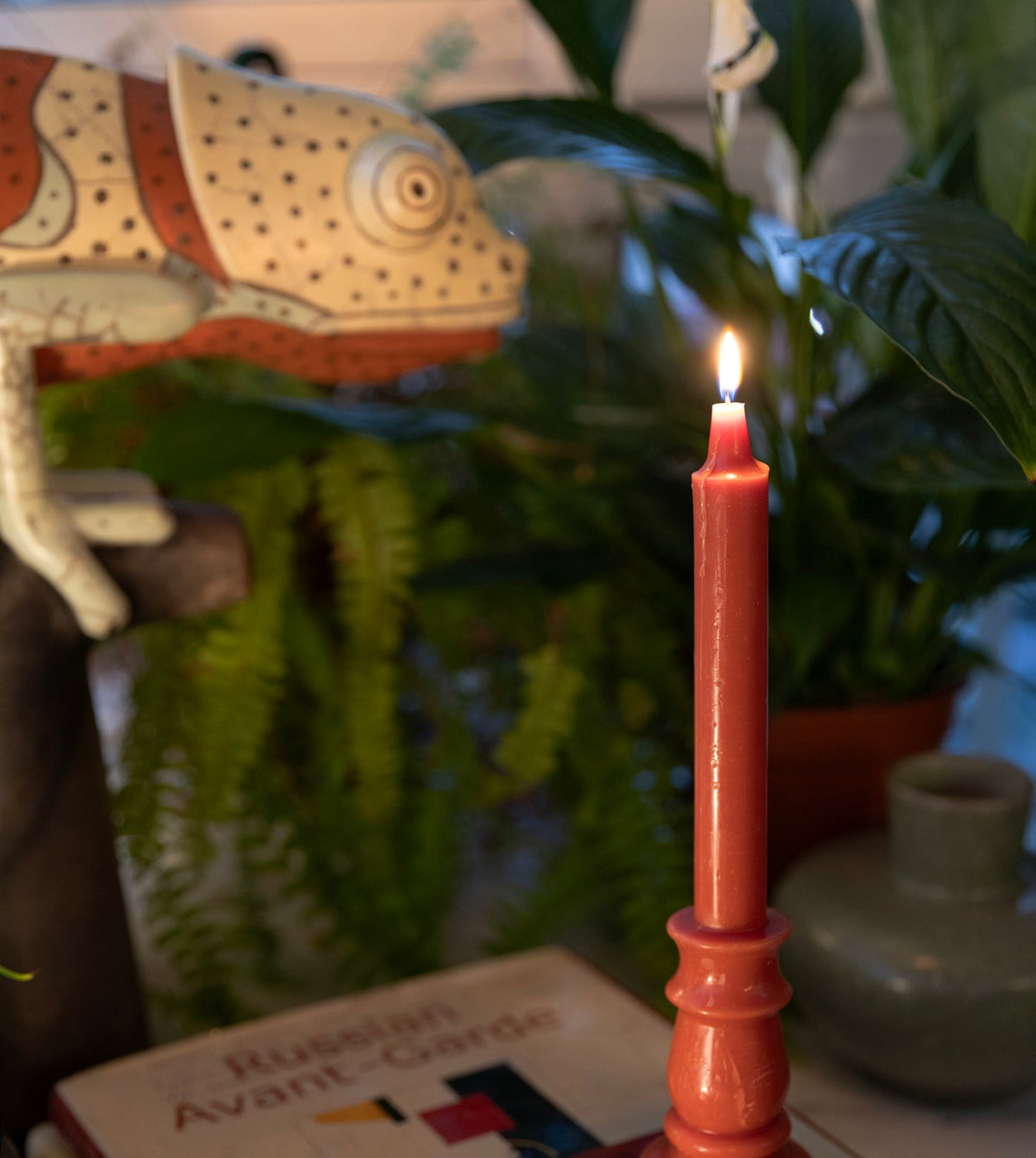 Vela castiçal decorativa cor de laranja da SLOW, aromatizada com óleo essencial de toranja, acesa