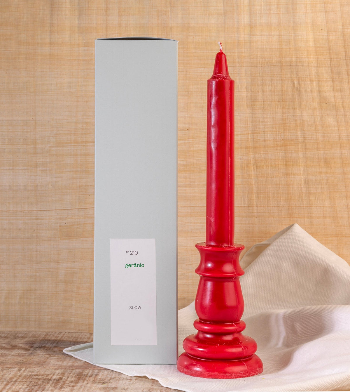 Vela castiçal decorativa encarnada da SLOW, aromatizada com óleo essencial de gerânio, com embalagem