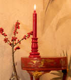 Vela castiçal decorativa encarnada da SLOW, aromatizada com óleo essencial de gerânio, acesa