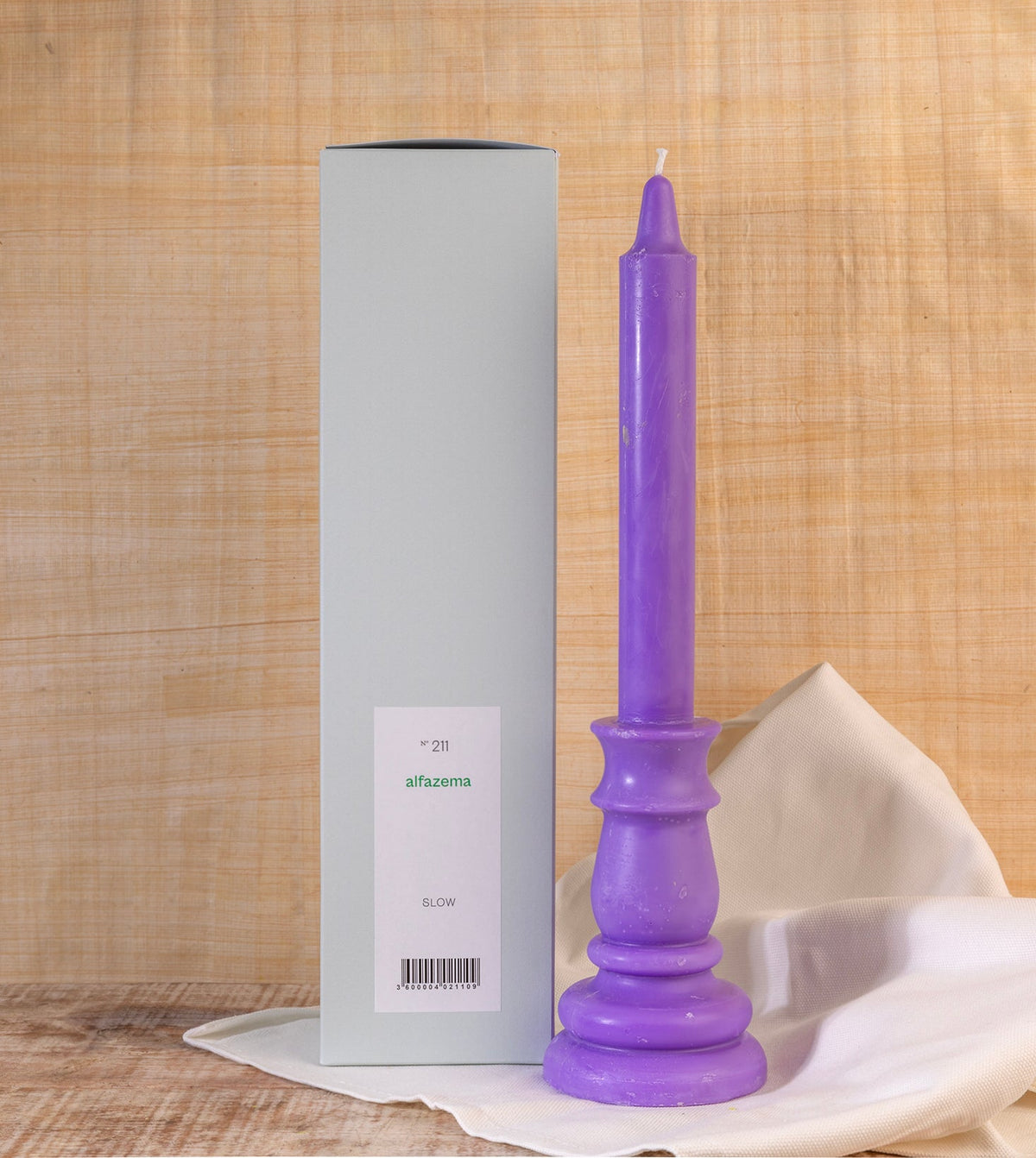 Vela castiçal decorativa lilás da SLOW, aromatizada com óleo essencial de alfazema, com embalagem