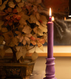 Vela castiçal decorativa lilás da SLOW, aromatizada com óleo essencial de alfazema, acesa