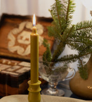 Vela castiçal decorativa verde da SLOW, aromatizada com óleo essencial de erva-príncipe, acesa
